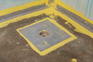 Také podlahové vpusti je nutné ošetřit stejným způsobem, vložením Hydroizolační podlahové těsnicí manžety do hydroizolační stěrky.