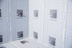 Ihned po provedení hydroizolační vrstvy je možné lepit dlažbu, dochází tak k výraznému zkrácení technologického postupu.