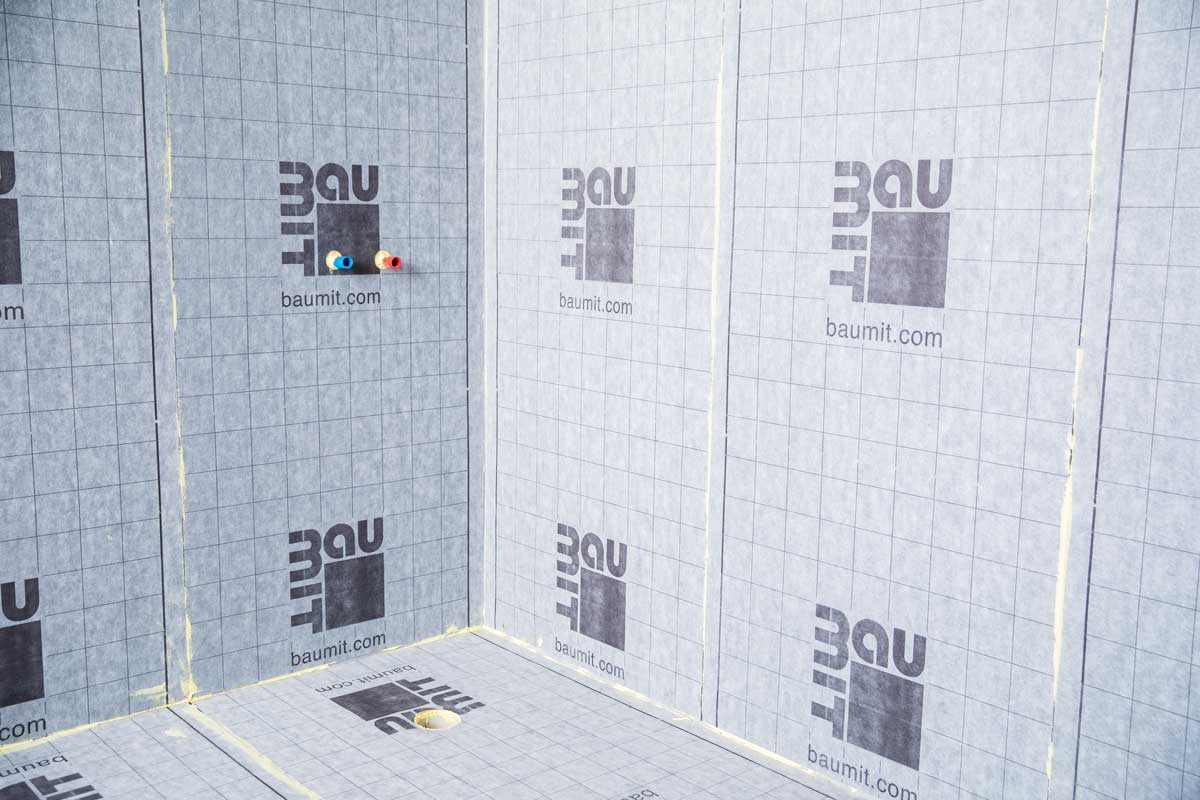 Ihned po provedení hydroizolační vrstvy je možné lepit dlažbu, dochází tak k výraznému zkrácení technologického postupu.