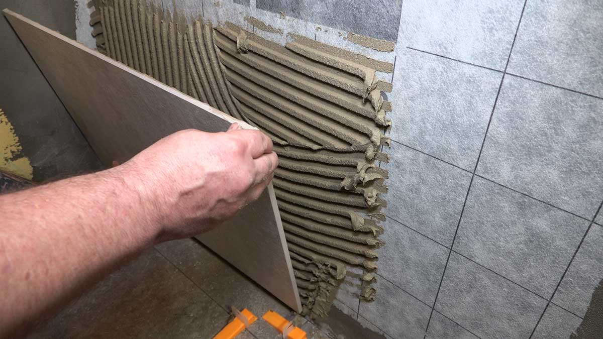 Dlažbu je nutné lepit pomocí rychletuhnoucího lepidla Baumacol FlexTop Speed, pomocí metody „Buttering-Floating“, tedy nanesením lepidla jak na podklad, tak na obkladový prvek.