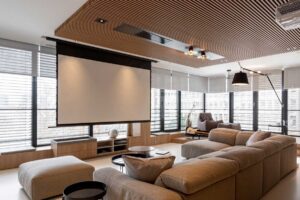 Obývací pokoj byl navržen jako multifunkční prostor s promítacím projektorem a prostorem pro klavír