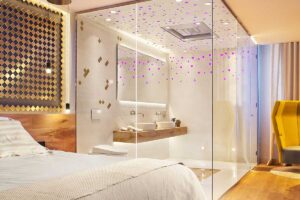 Zrcadlové sklo v interiéru