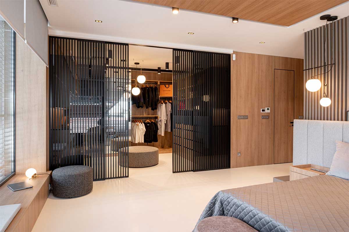 Posuvné dveře IDEALINE VERTICAL přirozeně oddělují ložnici se zázemím