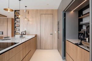 Dveře MASTER ve skryté zárubni a obkladu EFEKTA ve spojení s podlahou akcentují přání klientů na kombinaci dřevodekoru a světlých barev