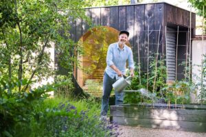 Ferdinand Leffler v zahradě při péči o rostliny a práci s dešťovou vodou