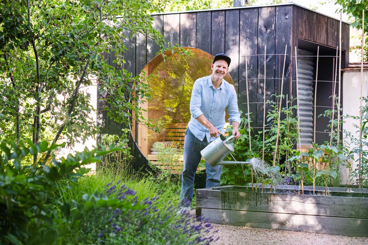 Ferdinand Leffler v zahradě při péči o rostliny a práci s dešťovou vodou