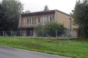 Typický šumperák z období 60. let který byl navržen jako moderní rodinný dům s výrazným balkonem a velkými okny.