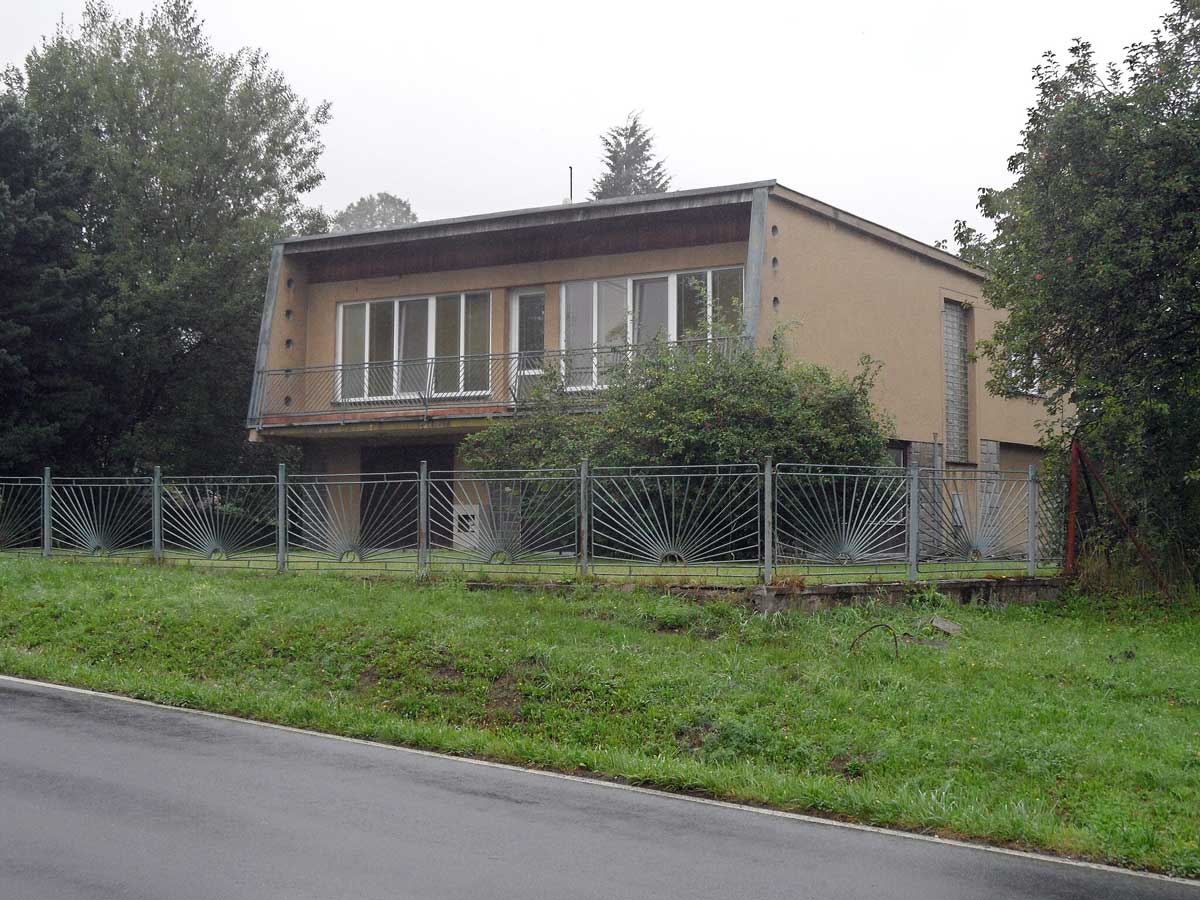 Typický šumperák z období 60. let který byl navržen jako moderní rodinný dům s výrazným balkonem a velkými okny.