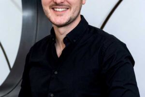 Portrét architekta Petra Holady autora návrhu a realizace interiéru třípatrového bytu.