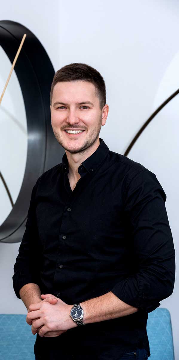 Portrét architekta Petra Holady autora návrhu a realizace interiéru třípatrového bytu.