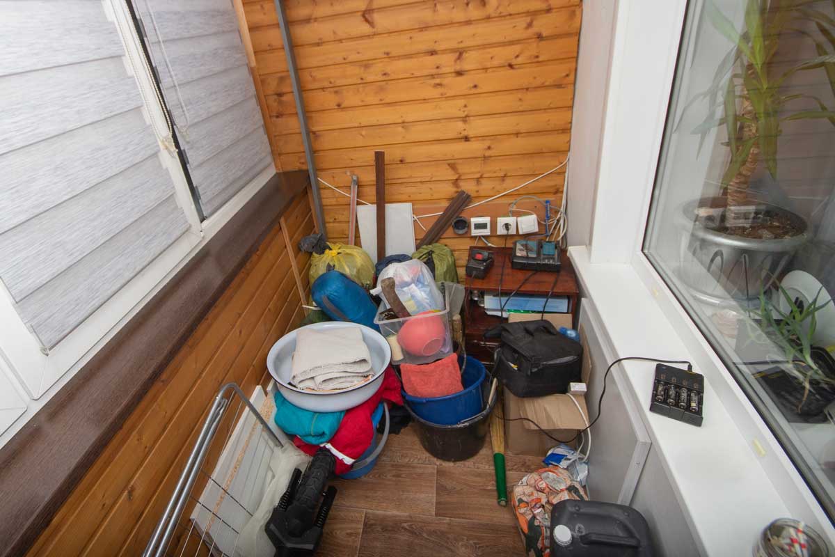 Balkon využitý jako sklad s nářadím a odloženými věcmi místo relaxu