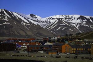 Řada barevných domů na Špicberkách v otevřené tundře
