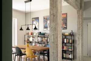 Přiznaný betonový sloup a nosník které zůstaly po odstranění příček a dnes přirozeně vymezují jednotlivé části denní zóny.