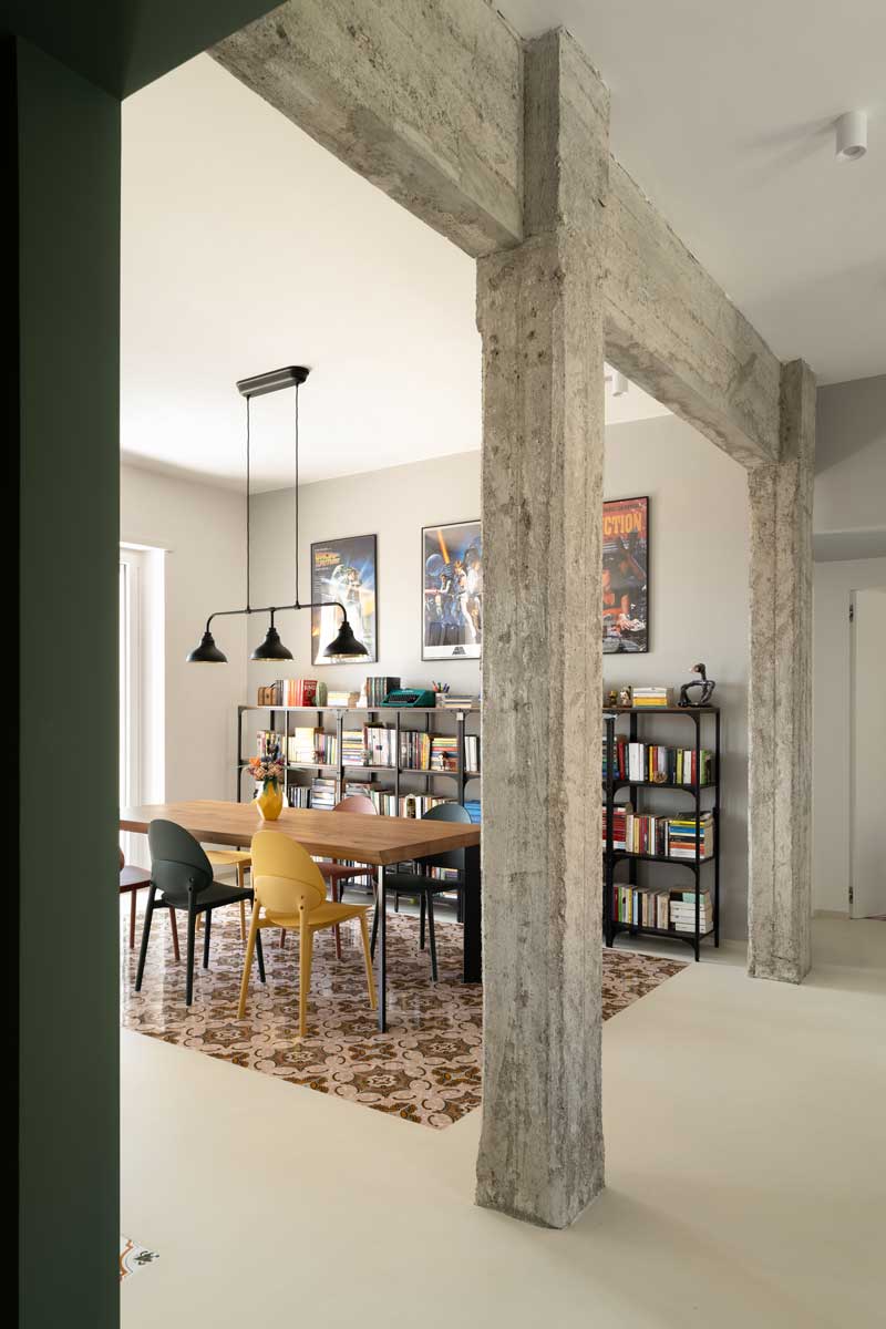 Přiznaný betonový sloup a nosník které zůstaly po odstranění příček a dnes přirozeně vymezují jednotlivé části denní zóny.