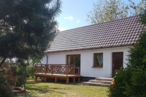 Rodinný dům s dřevěnou terasou a zahradou po dokončení rekonstrukce