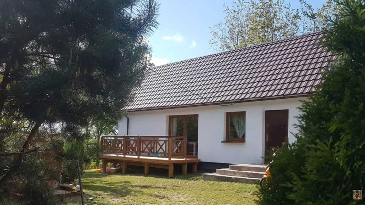 Rodinný dům s dřevěnou terasou a zahradou po dokončení rekonstrukce