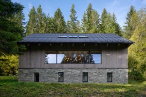 Velké okno rámuje krajinu jako živý obraz který se mění s každým ročním obdobím