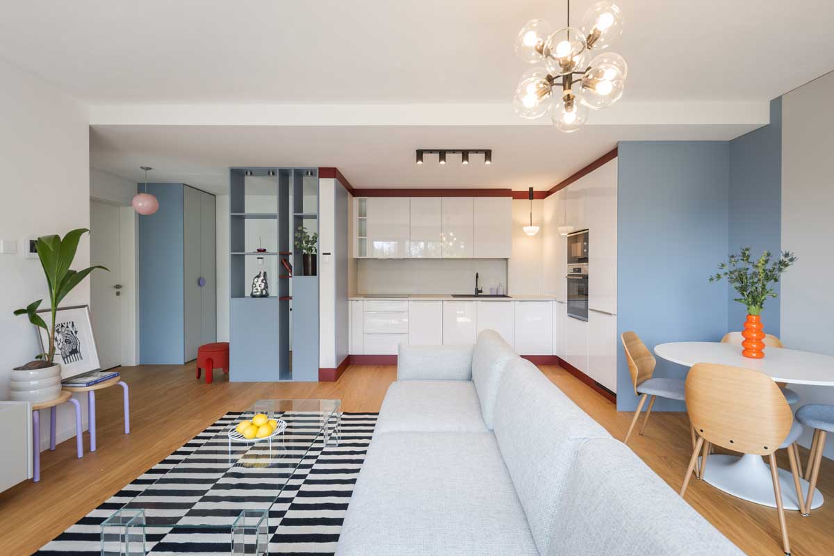 Otevřená denní zóna spojuje kuchyň, jídelní část a obývací pokoj do jednoho světlého prostoru s dubovou podlahou.