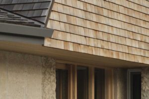 Detail fasády z dřevěných šindelů ukazuje precizní řemeslné zpracování domu