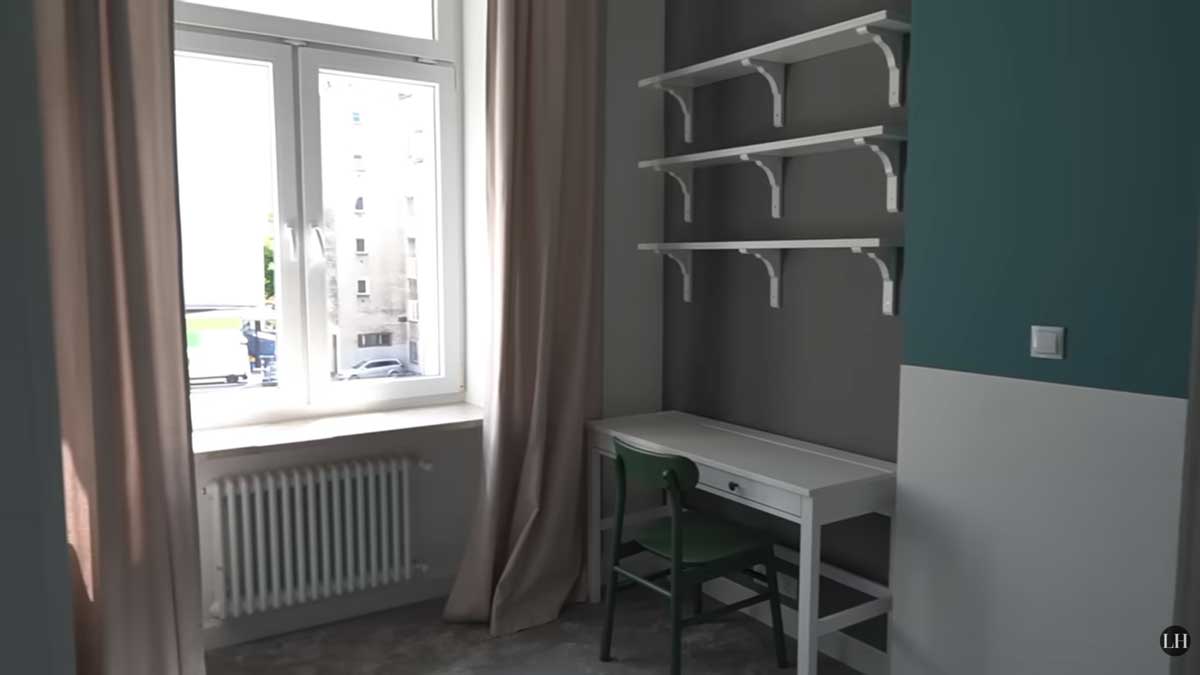 Světlý pokoj s pracovním stolem a policemi, který může sloužit jako pracovna nebo budoucí dětský pokoj.