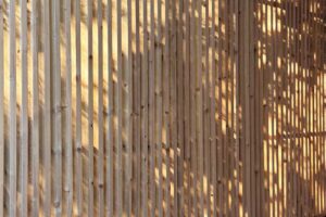 Dřevěné lamelové obložení vytváří zajímavou hru světla a stínu na fasádě domu.