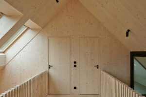 Obytný prostor se otevírá směrem ven a nechává přírodu vstoupit dovnitř bez jakýchkoliv hranic