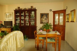 Interiér s různými odstíny dřeva ukazuje jak snadno může vzniknout vizuální chaos bez sjednocujícího prvku