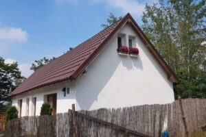 Rodinný dům po rekonstrukci se sedlovou střechou uprostřed přírody