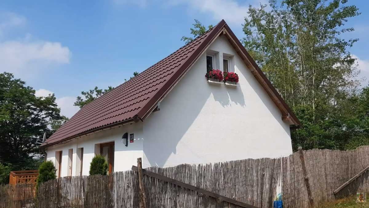 Rodinný dům po rekonstrukci se sedlovou střechou uprostřed přírody