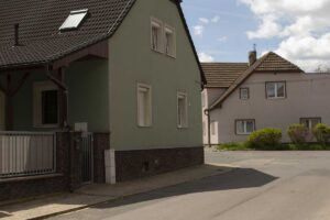 Na skle se postupně usazují mapy prach pyl i nečistoty z ovzduší