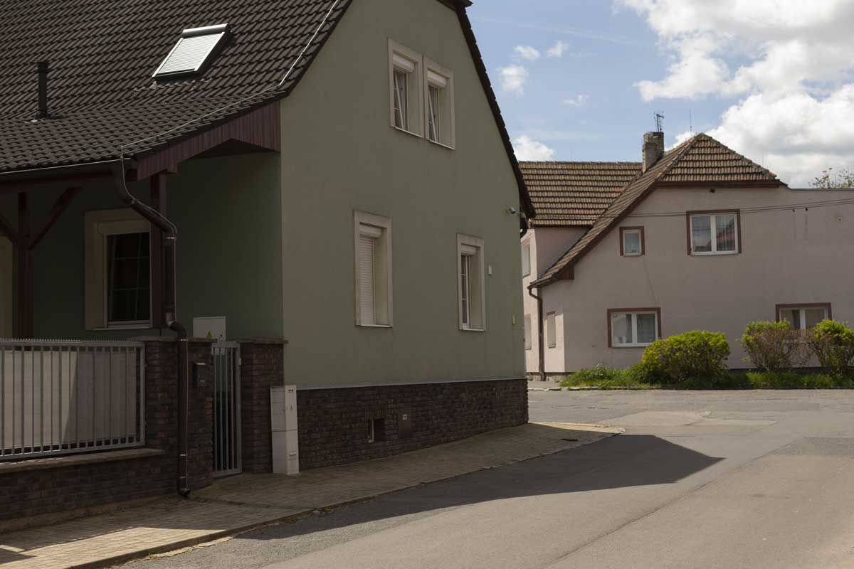 Na skle se postupně usazují mapy prach pyl i nečistoty z ovzduší