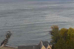 Dům u jezera zasazený do zeleně nabízí klidné bydlení přímo na břehu vody