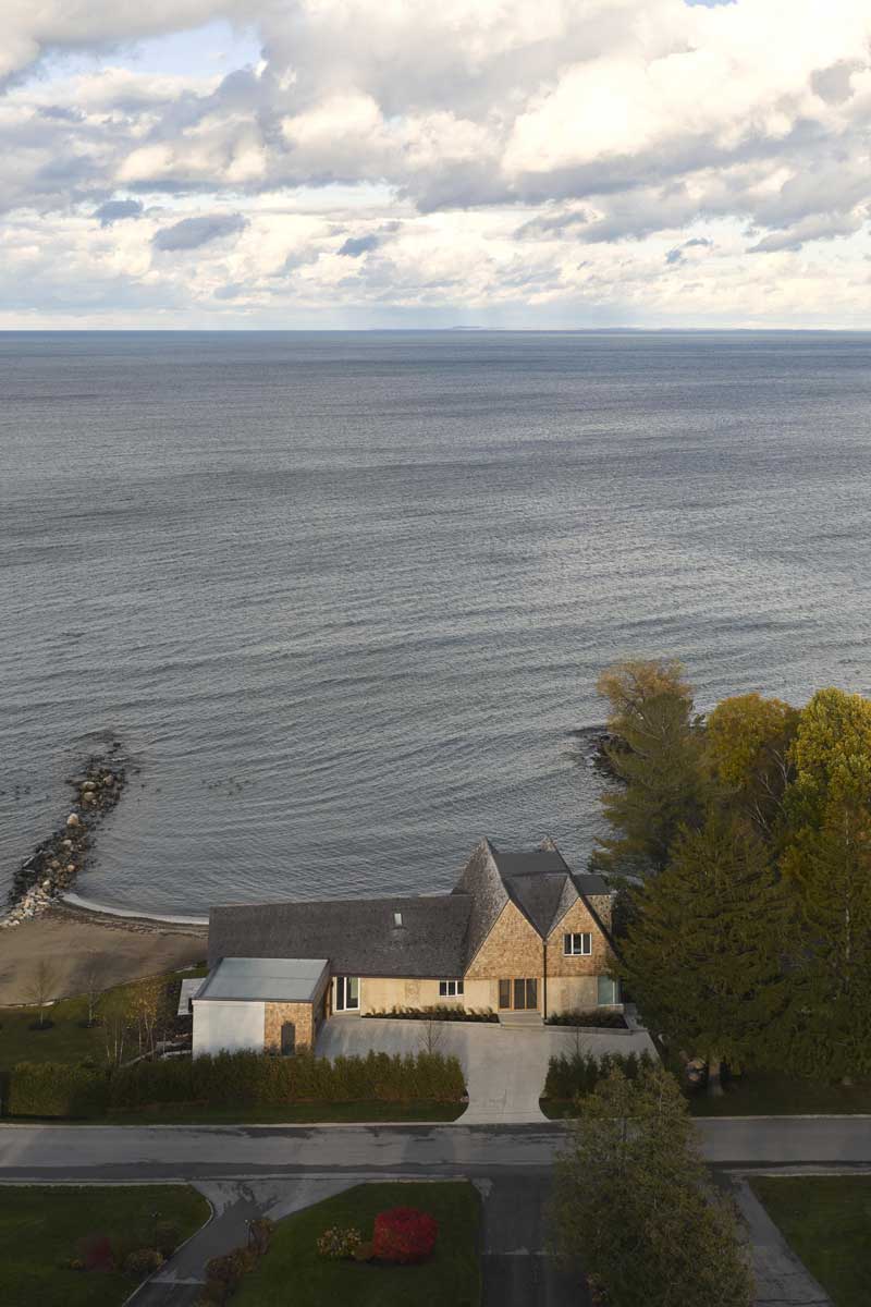 Dům u jezera zasazený do zeleně nabízí klidné bydlení přímo na břehu vody