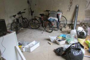 Původní prostor stodoly využívaný jako garáž a sklad před rekonstrukcí