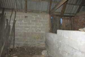 Rozestavěný interiér domu během rekonstrukce s odkrytými zdmi a podlahou