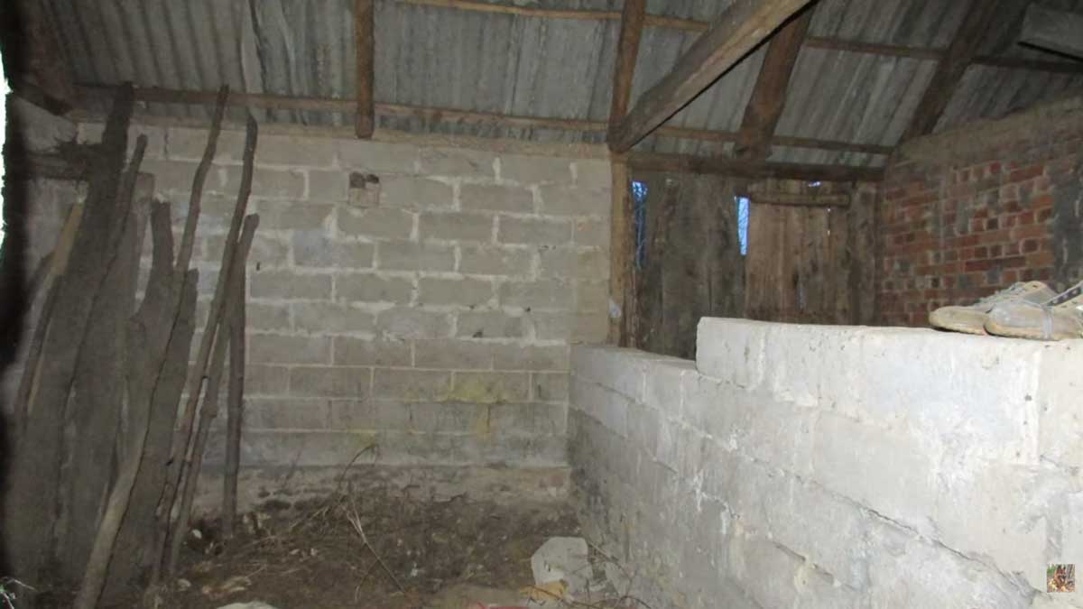 Rozestavěný interiér domu během rekonstrukce s odkrytými zdmi a podlahou