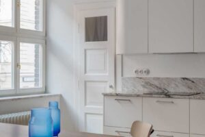 Jídelní stůl inspirovaný designem Marcela Breuera v kuchyni bytu architektů