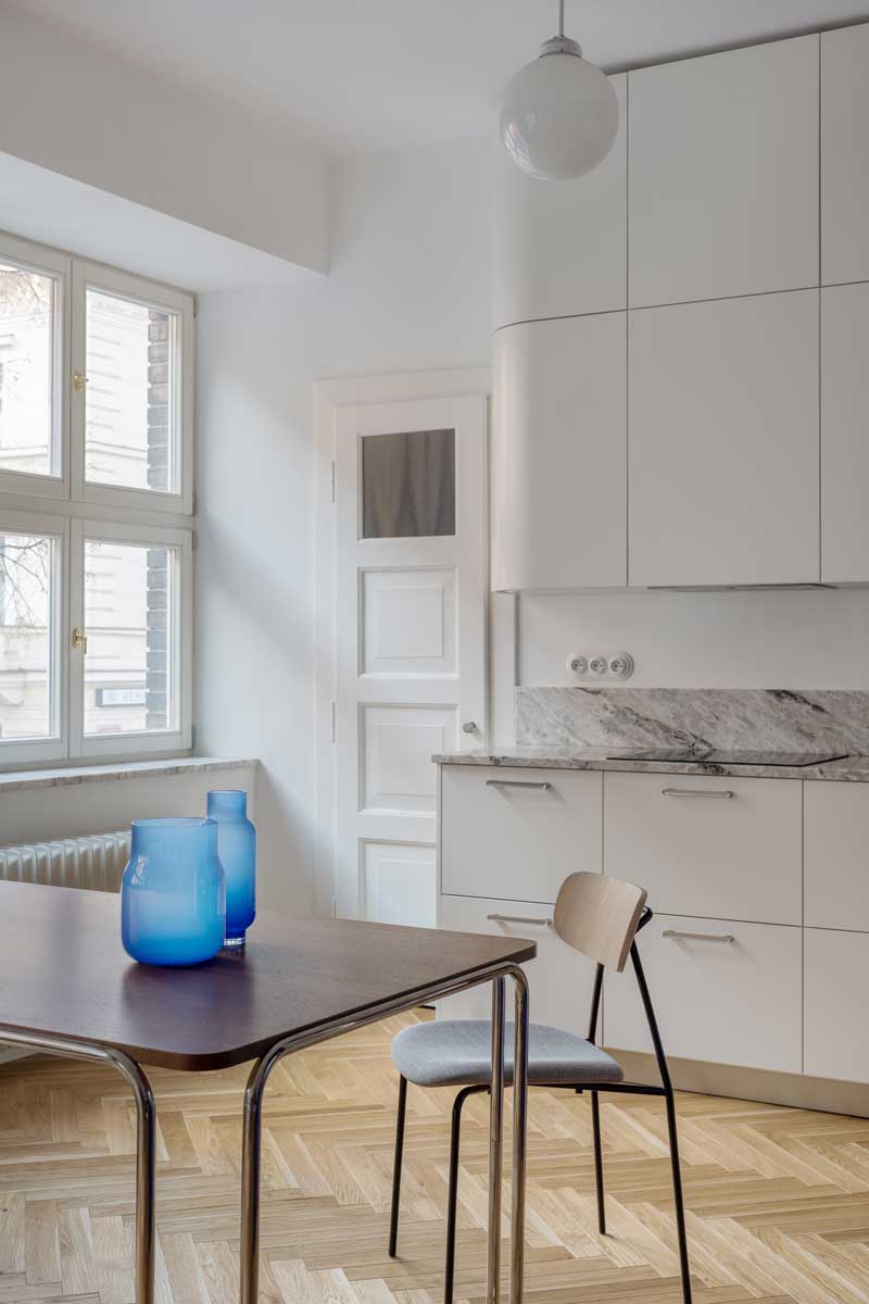 Jídelní stůl inspirovaný designem Marcela Breuera v kuchyni bytu architektů