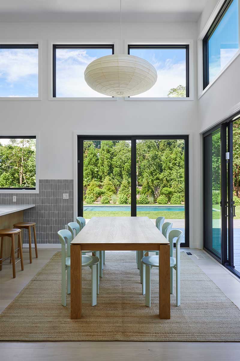 Jídelní kout s jednoduchým dřevěným stolem a výhledem do zahrady podtrhuje klidnou atmosféru domu.Jídelní kout s jednoduchým dřevěným stolem a výhledem do zahrady podtrhuje klidnou atmosféru domu.