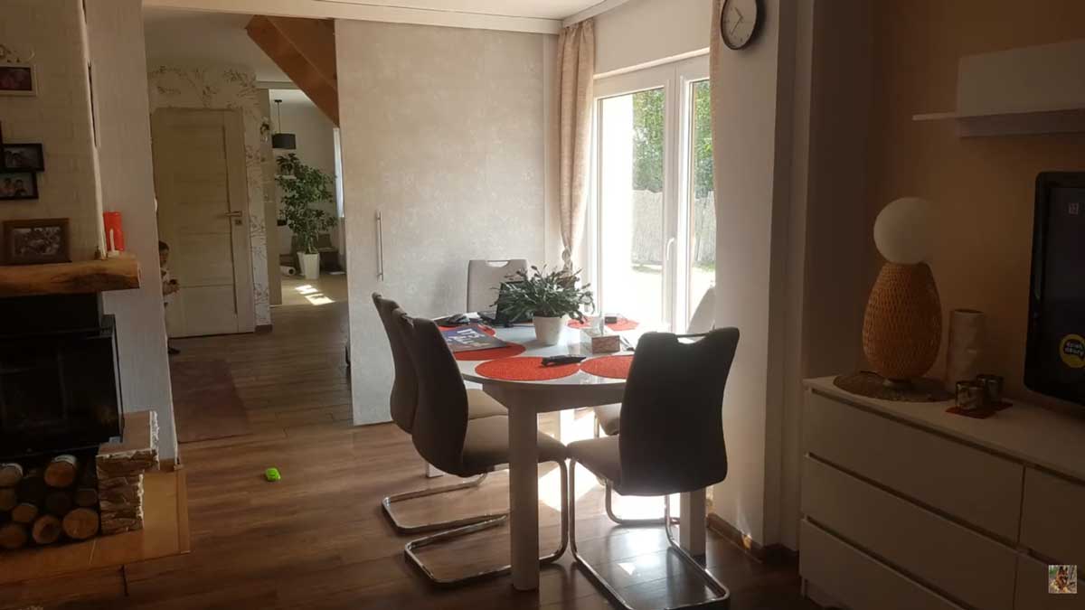 Světlý jídelní kout s kulatým stolem a velkým oknem vedoucím na zahradu