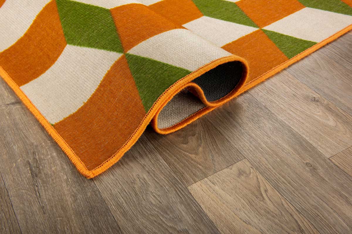 Koberec bez protiskluzové úpravy na podlaze který se může snadno shrnout a způsobit pád.