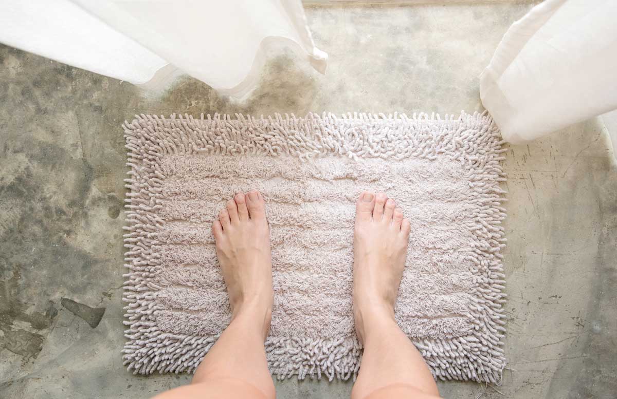 Kobereček u vany nasává vlhkost a nečistoty z chodidel, což vytváří prostředí pro množení bakterií