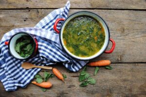 Tradiční kopřivová polévka s bramborami a bylinkami jako zdroj železa a energie.