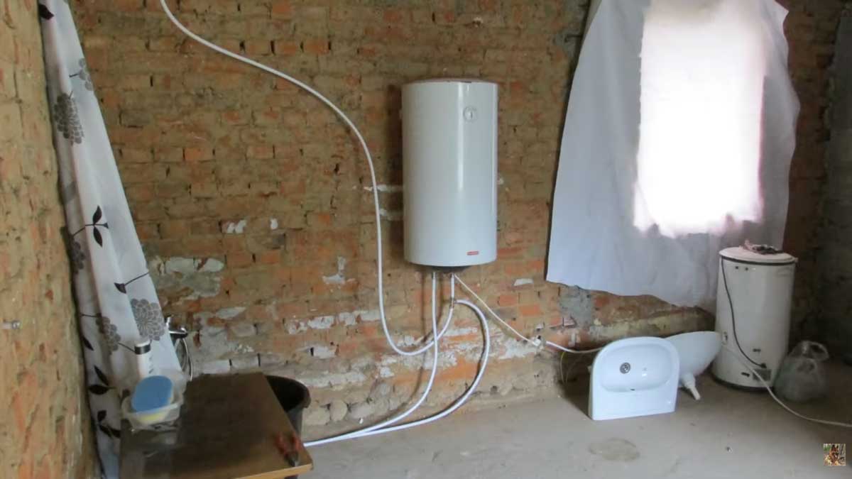 Provizorní koupelna během rekonstrukce s odkrytými cihlovými zdmi