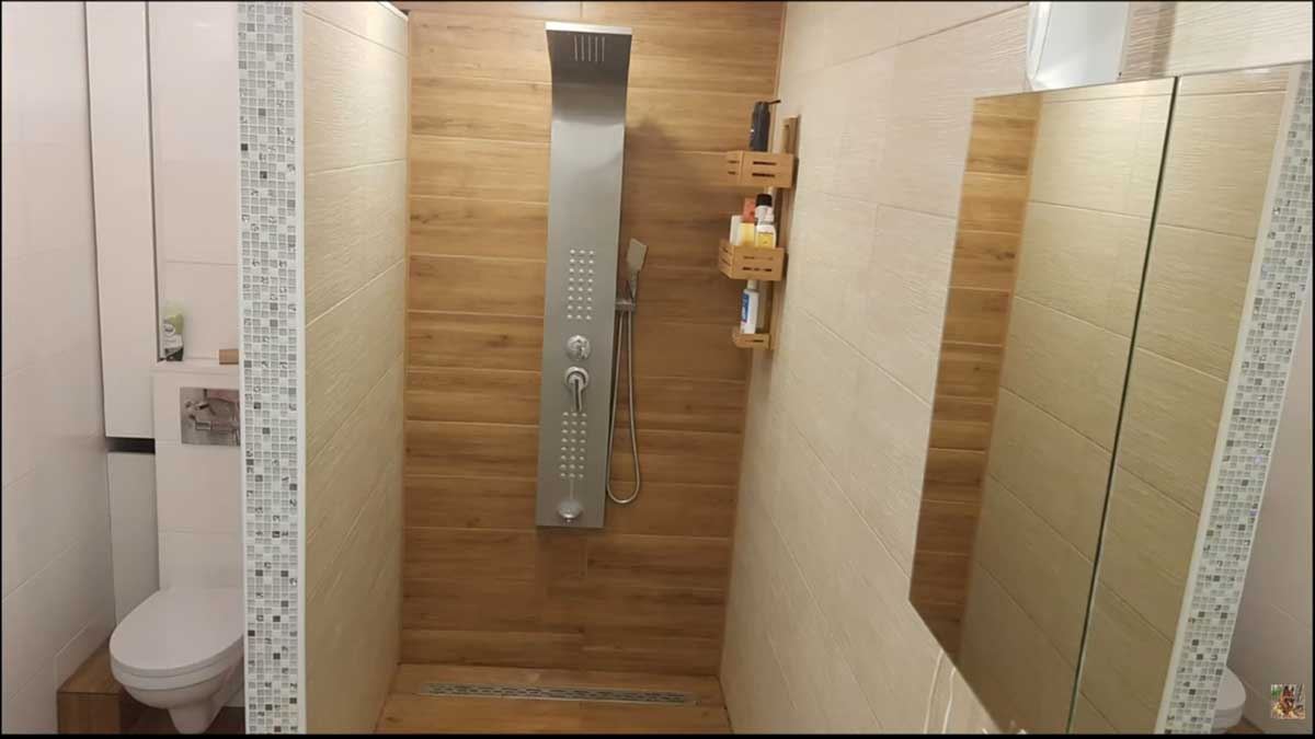 Moderní koupelna se sprchovým koutem a toaletou v neutrálních barvách