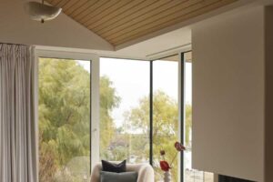 krb.jpg Alt: Ložnice s krbem a velkým prosklením nabízí útulný prostor s přímým kontaktem s okolní zelení