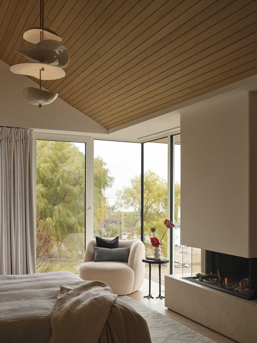 krb.jpg Alt: Ložnice s krbem a velkým prosklením nabízí útulný prostor s přímým kontaktem s okolní zelení