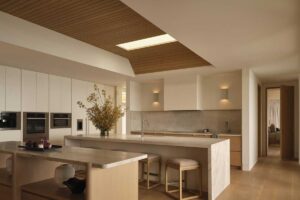 Prostorná kuchyně s ostrůvkem a světlými materiály působí elegantně a zároveň přirozeně