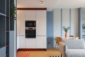 Otevřený prostor propojuje kuchyň, obývací část a jídelní kout do jednoho celku s dubovou podlahou a jemnou barevnou paletou.