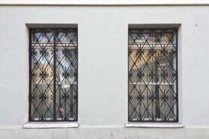 Okna v přízemí zabezpečená kovovými mřížemi.